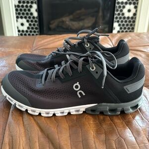 On Cloud flow womens size 10/mens 8.5